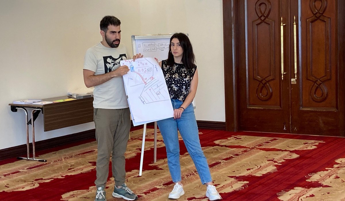 Teilnehmende am Flipchart