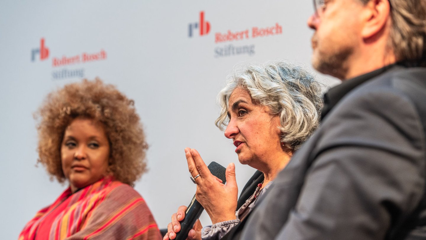 Jawahir Cumar from &quot;stop mutilation Deutschland&quot; and Dr. Delal Atmaca from the umbrella organization of migrant organizations in Germany sit on a podium