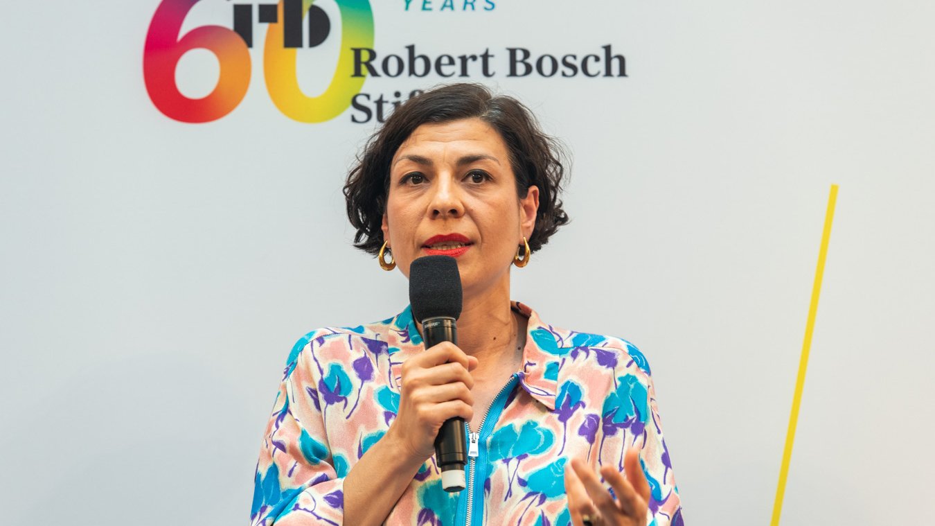 Elena Kountidou spricht in ein Mikrofon
