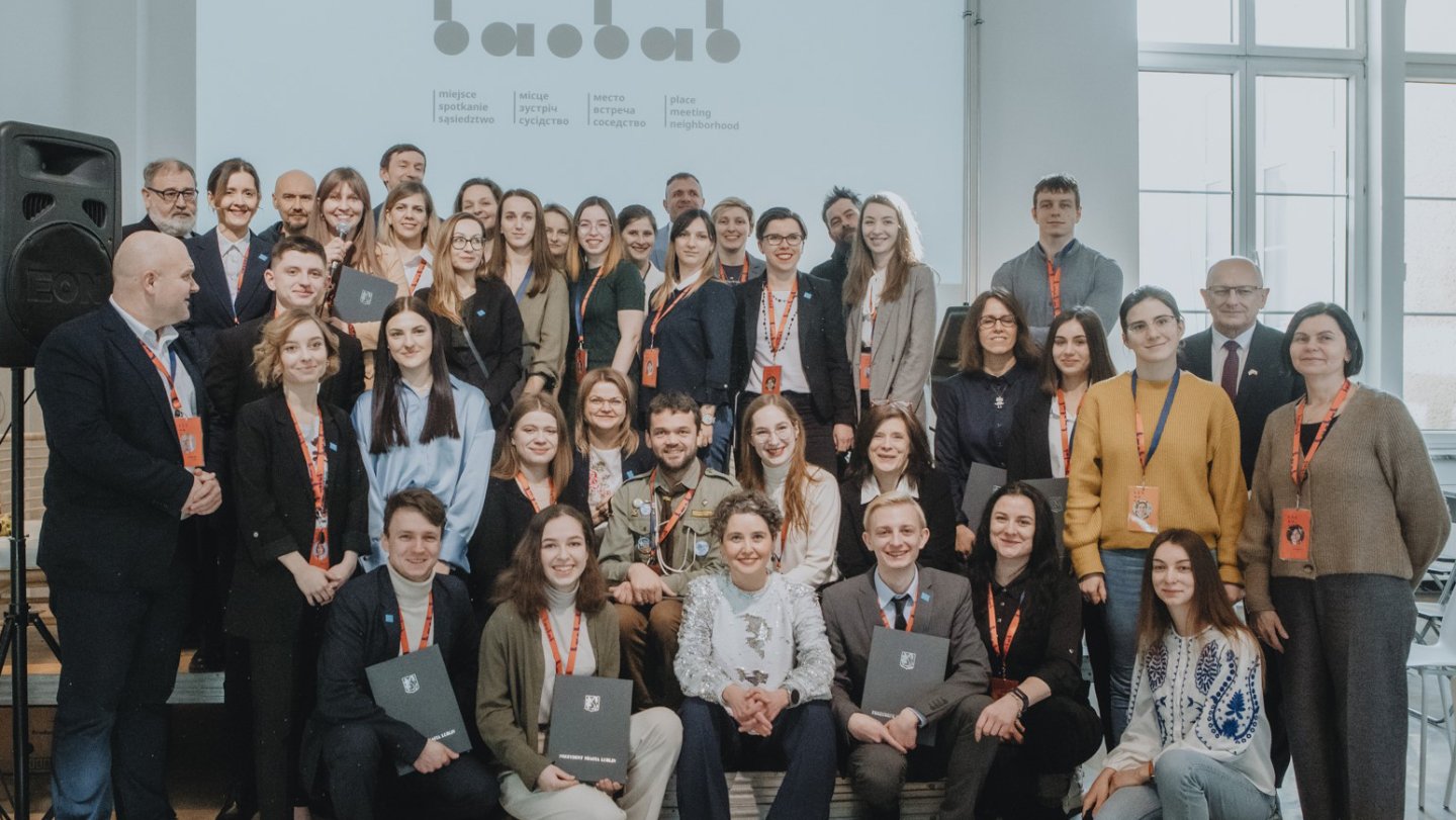 Gruppenfoto bei der Eröffnung eines Integrationszentrums in Polen