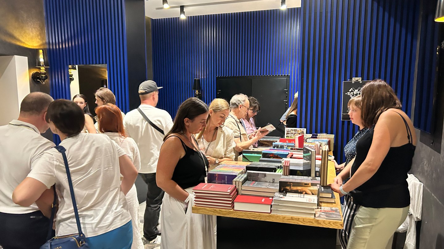 Menschen sehen sich Neuerscheinungen auf einem Büchertisch an