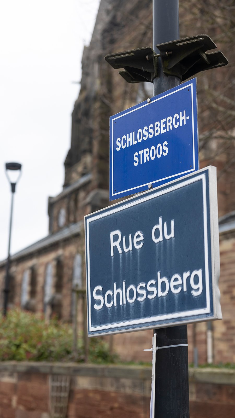 Zweisprachiges Straßenschild