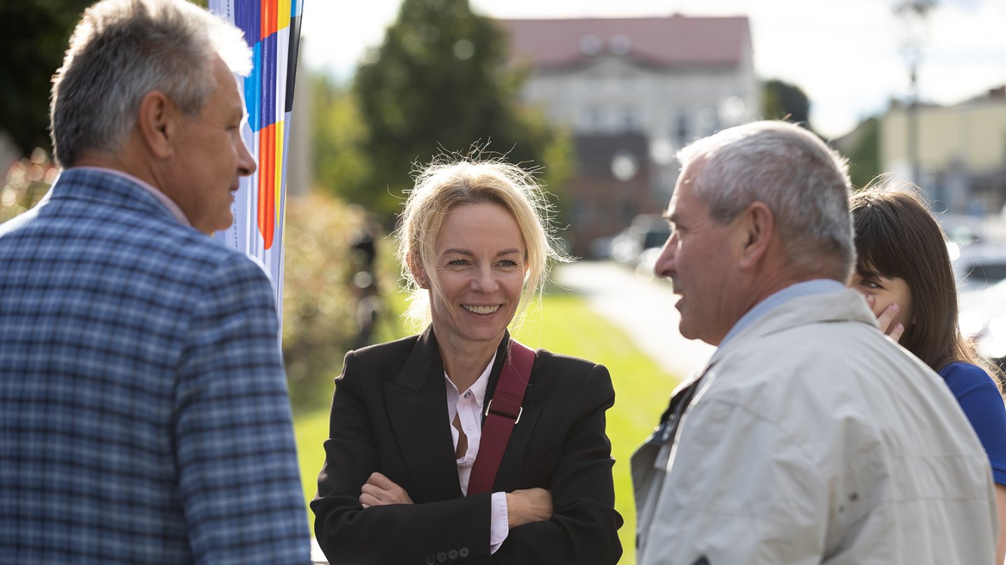 Zwei Männer und eine Frau im Gespräch