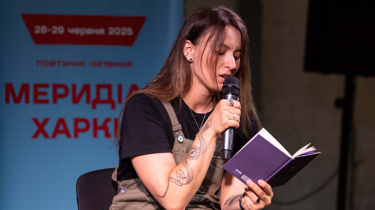 Eine Autorin liest aus ihrem Buch beim Literaturfestival Meridian in Charkiw