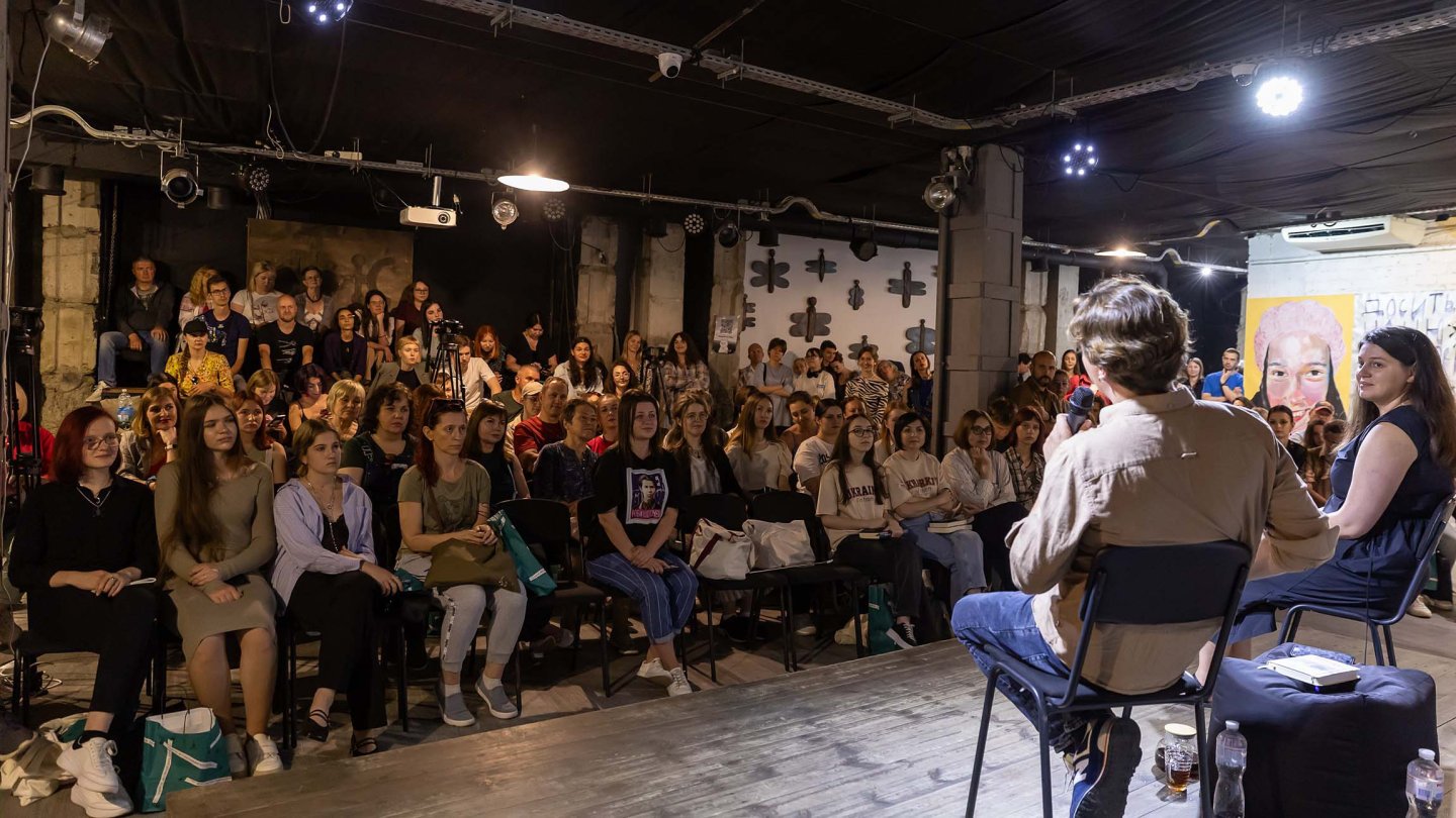 Blick von der Bühne in Menge des Publikums beim Literaturfestival Meridian in Charkiw