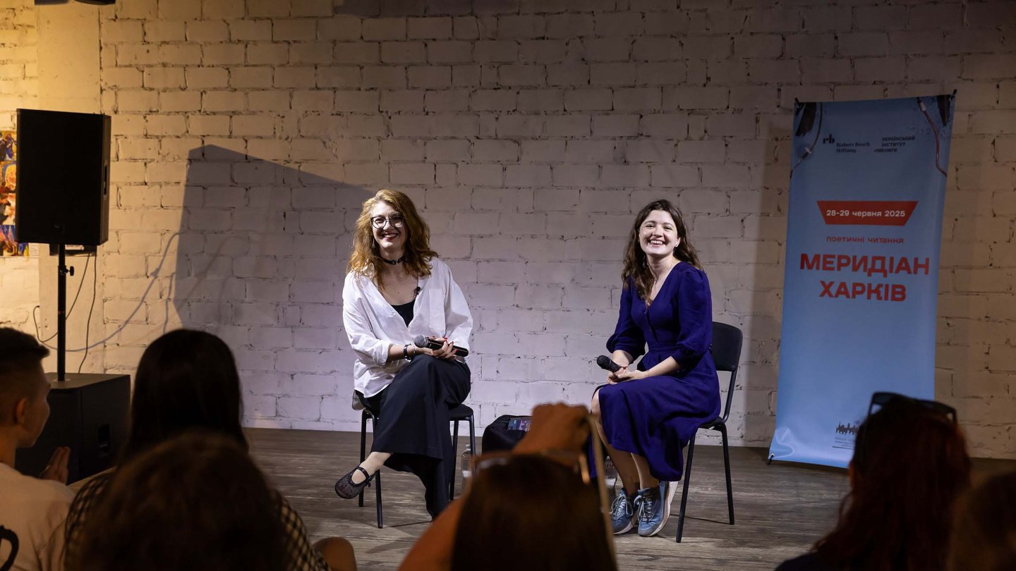 Zwei Frauen unterhalten sich auf dem Podium beim Literaturfestival Meridian in Charkiv