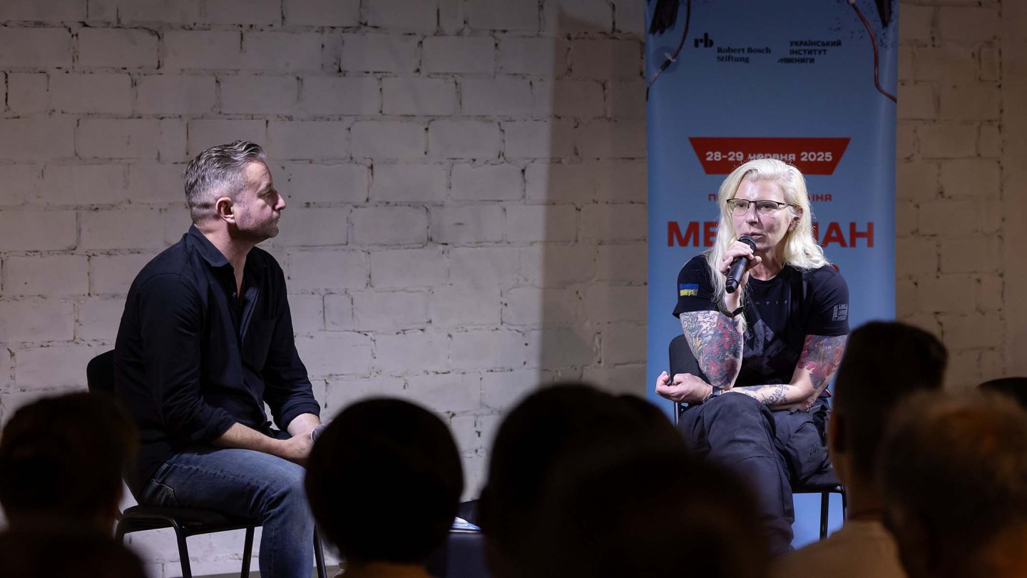 Der berühmte ukrainische Autor Serhij Zhadan auf der Bühne beim Literaturforum in Charkiw