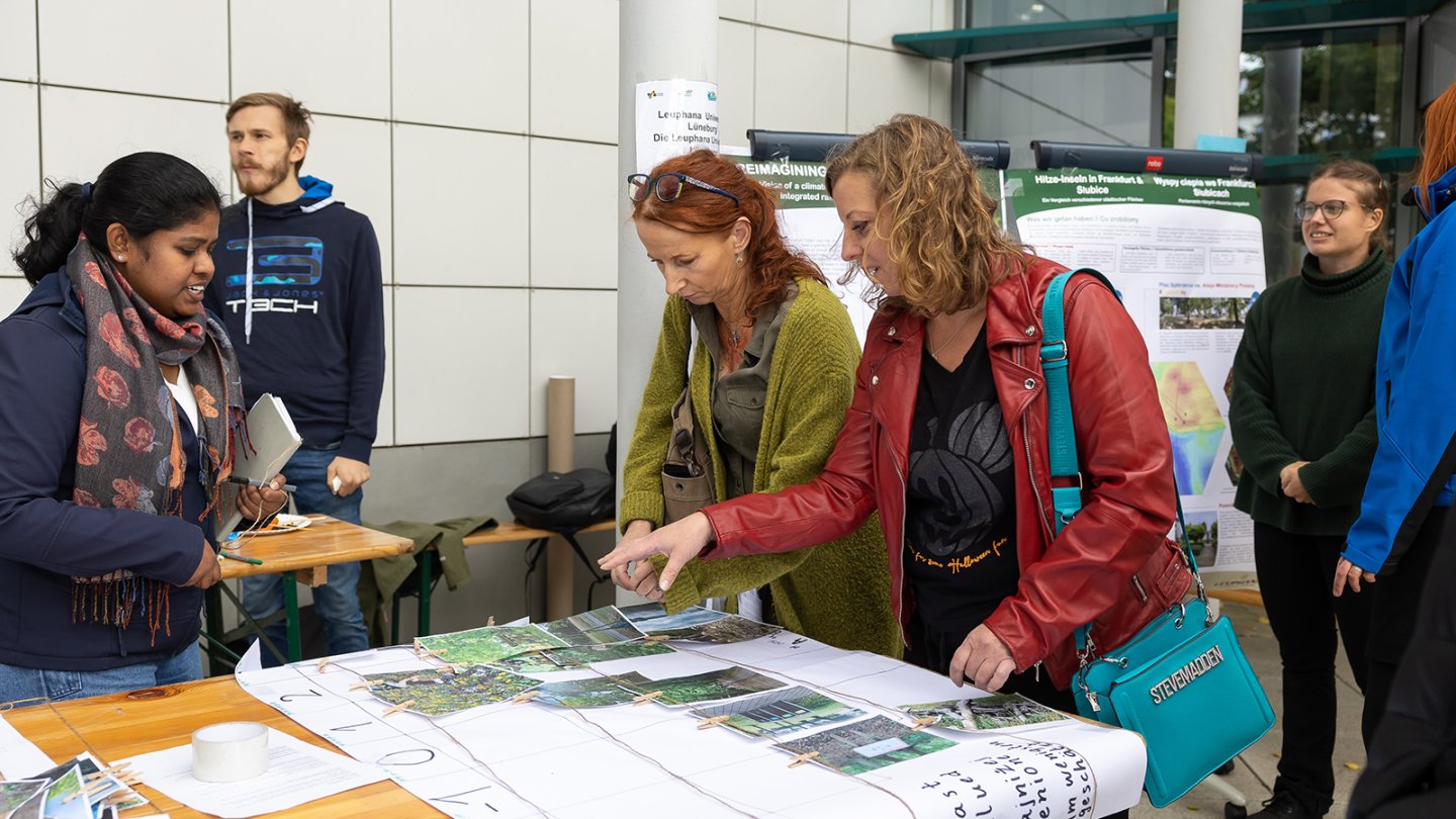 Aktive Teilnehmerinnen an einer Workshopstation