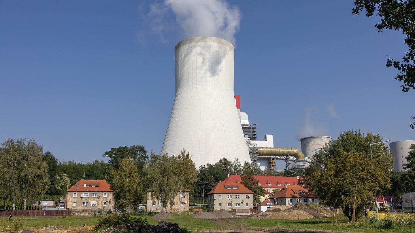 Kühlturm im Wohngebiet