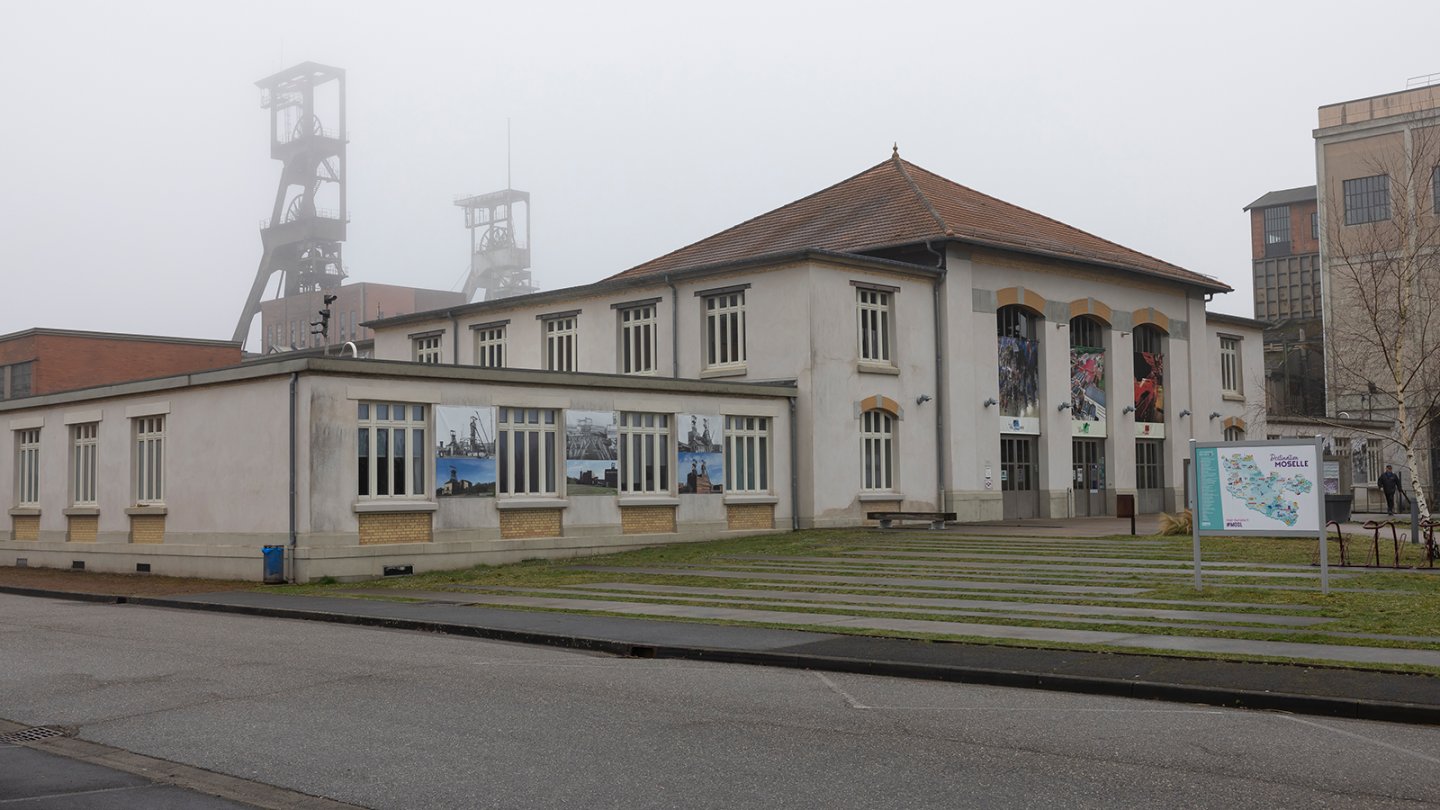 Museumsgebäude im Nebel