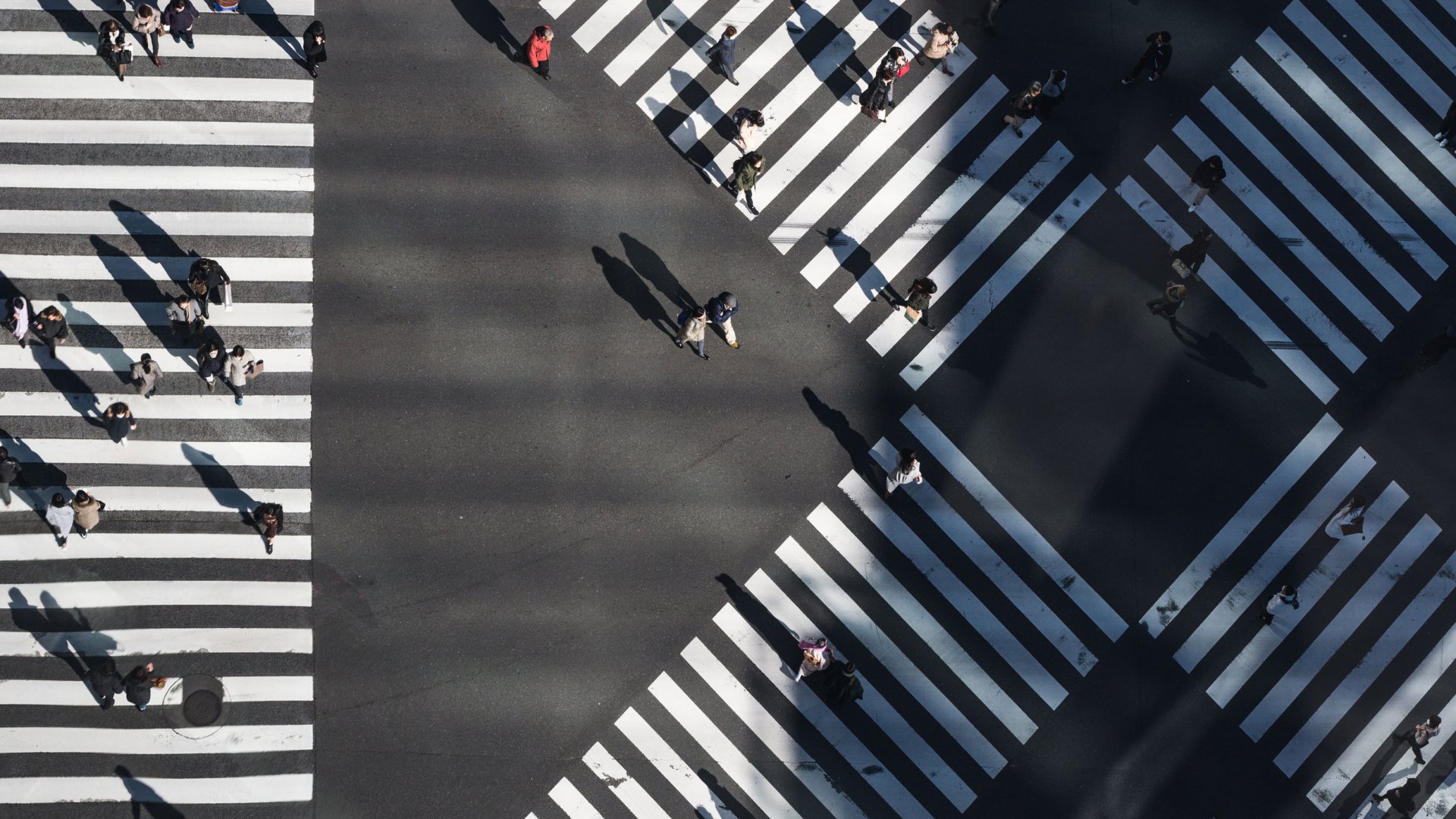 Eine belebte Straßenkreuzung in Japan.