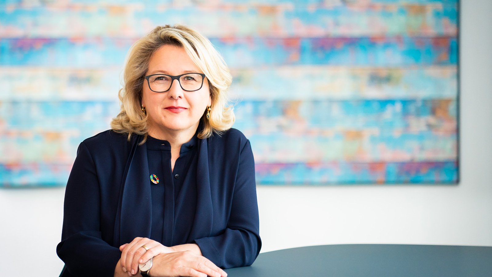 Svenja Schulze steht vor einem modernen Bild