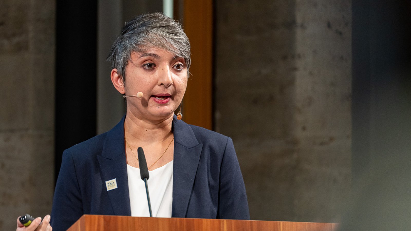 Seema Shah spricht auf der Veranstaltung „Zur Zukunft der Demokratie in Deutschland und Europa“ der Robert Bosch Stiftung in Berlin.