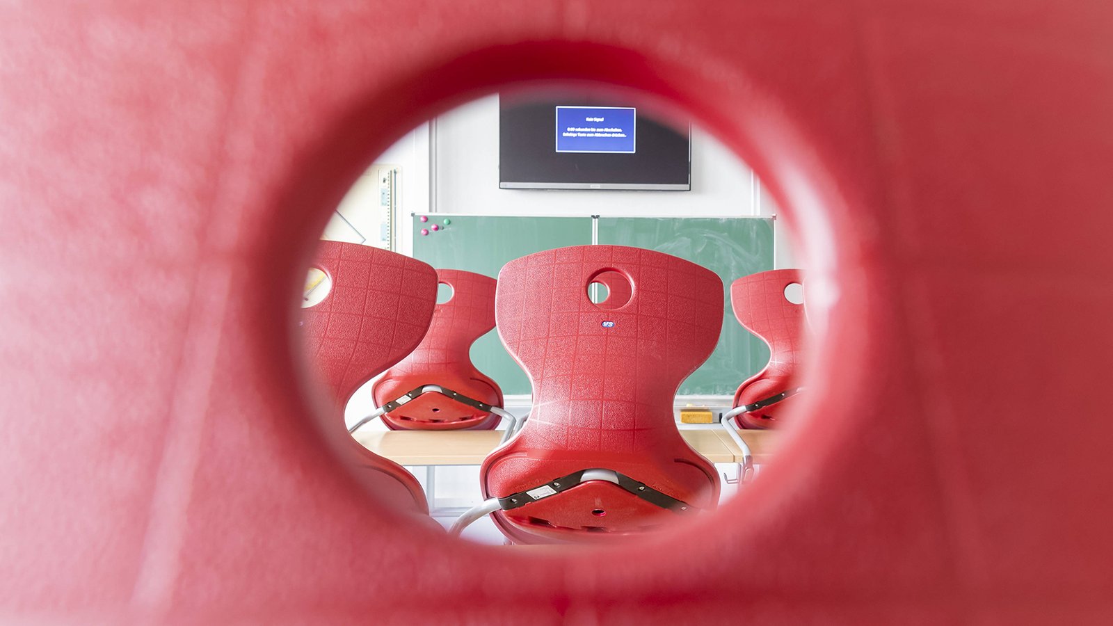 Fokussierter Blick in ein leeres Klassenzimmer