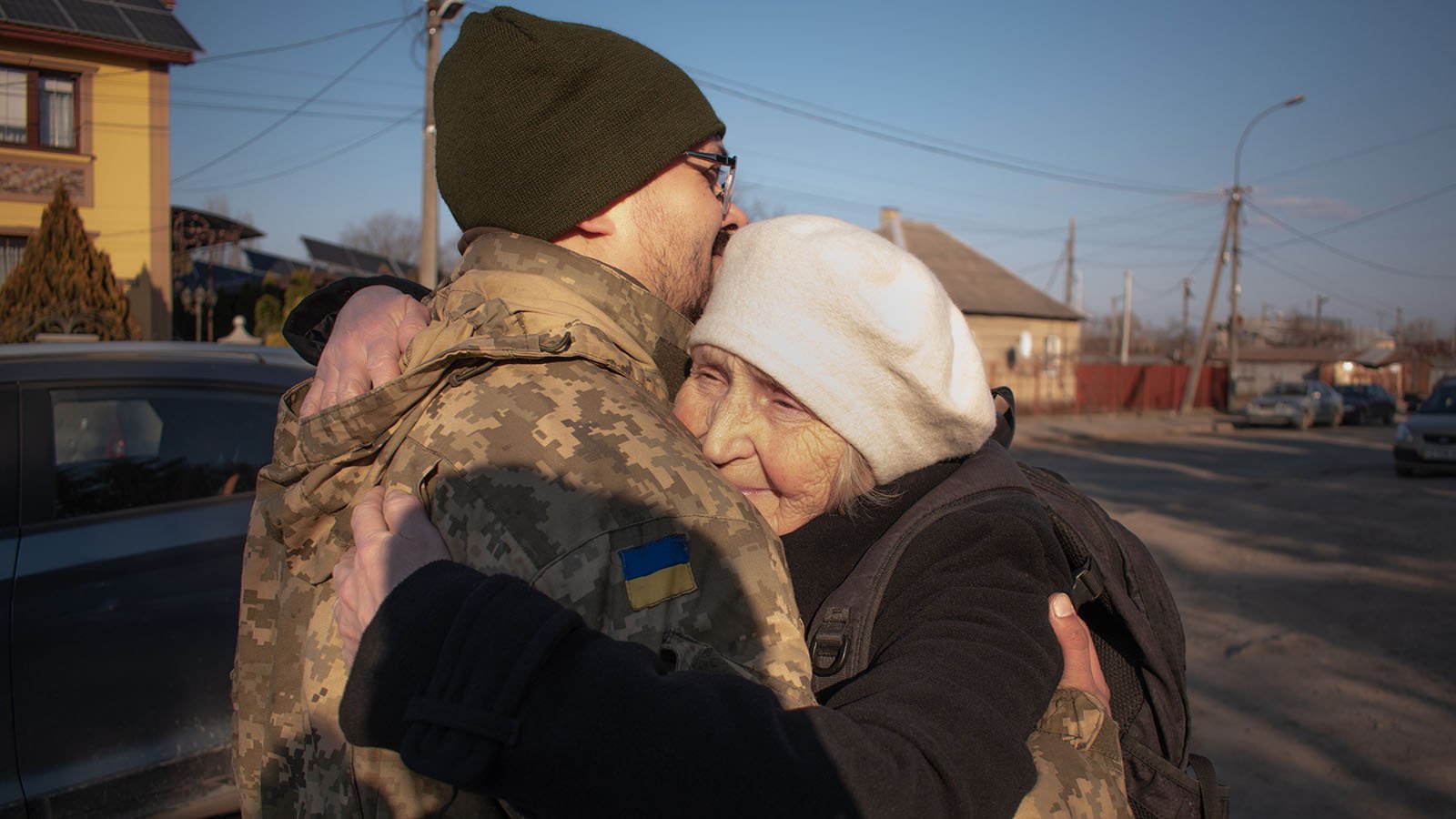 Eine alte Frau umarmt einen ukrainischen Soldaten