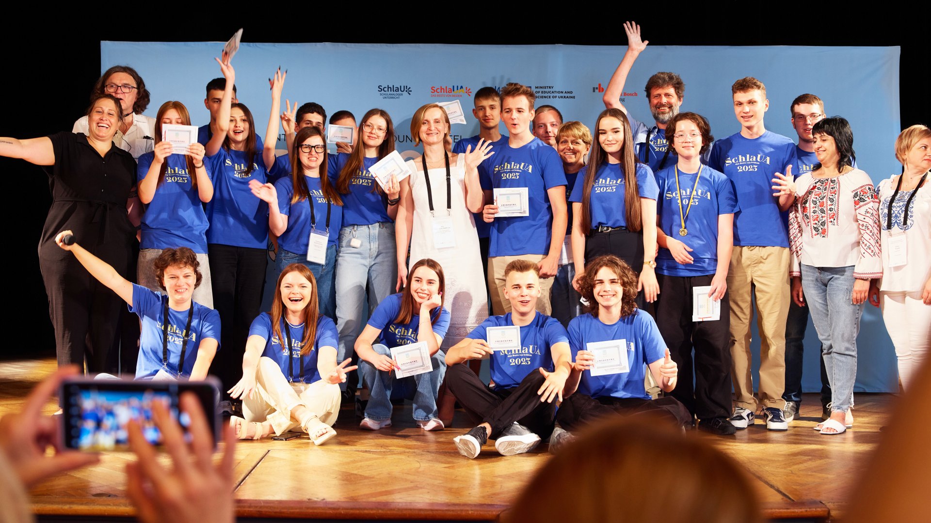 Die ukrainischen Schüler:innen der Münchner SchlaU-Schule bei der Zeugnisvergabe am 19.7.2023