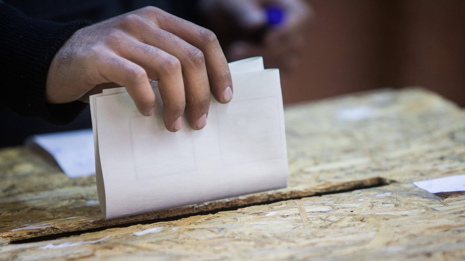 Person of Color wirft Wahlzettel in Wahlurne