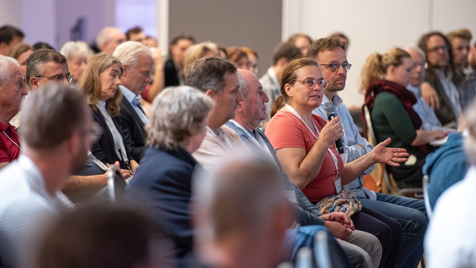 Teilnehmerin spricht im Plenum beim Bürgerrat Ernährung im Wandel