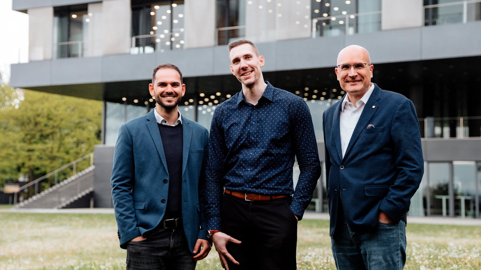 Three participants in the project Integrationsmacher:innen in front of the Robert Bosch Stiftung in Stuttgart
