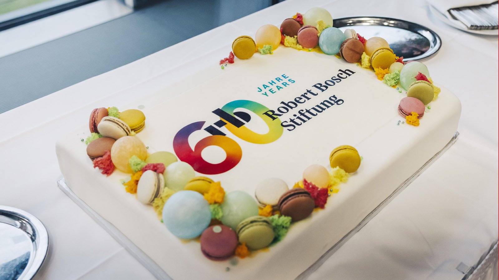 Torte mit Schrift "60 Jahre Robert Bosch Stiftung"
