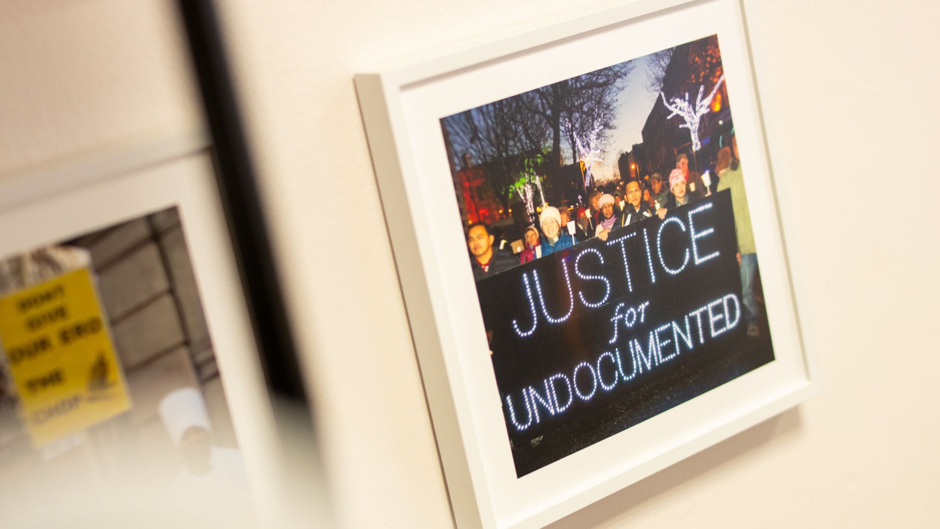 Bild mit der Aufschrift "Justice for Undocumented"