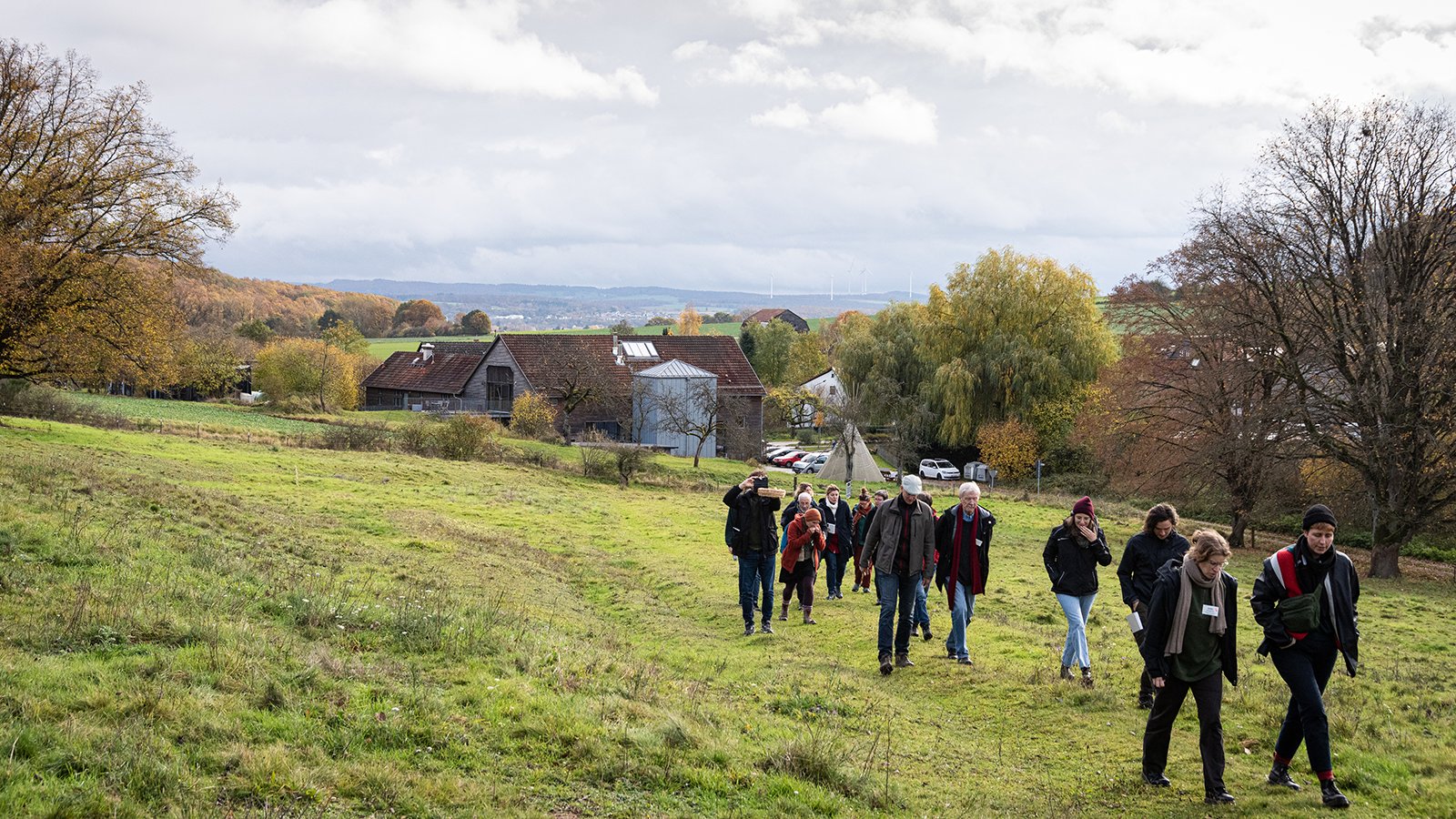 Teilnehmer:innen des Projekts "Unsere Ernährung in die Hand nehmen" auf einer Wiese