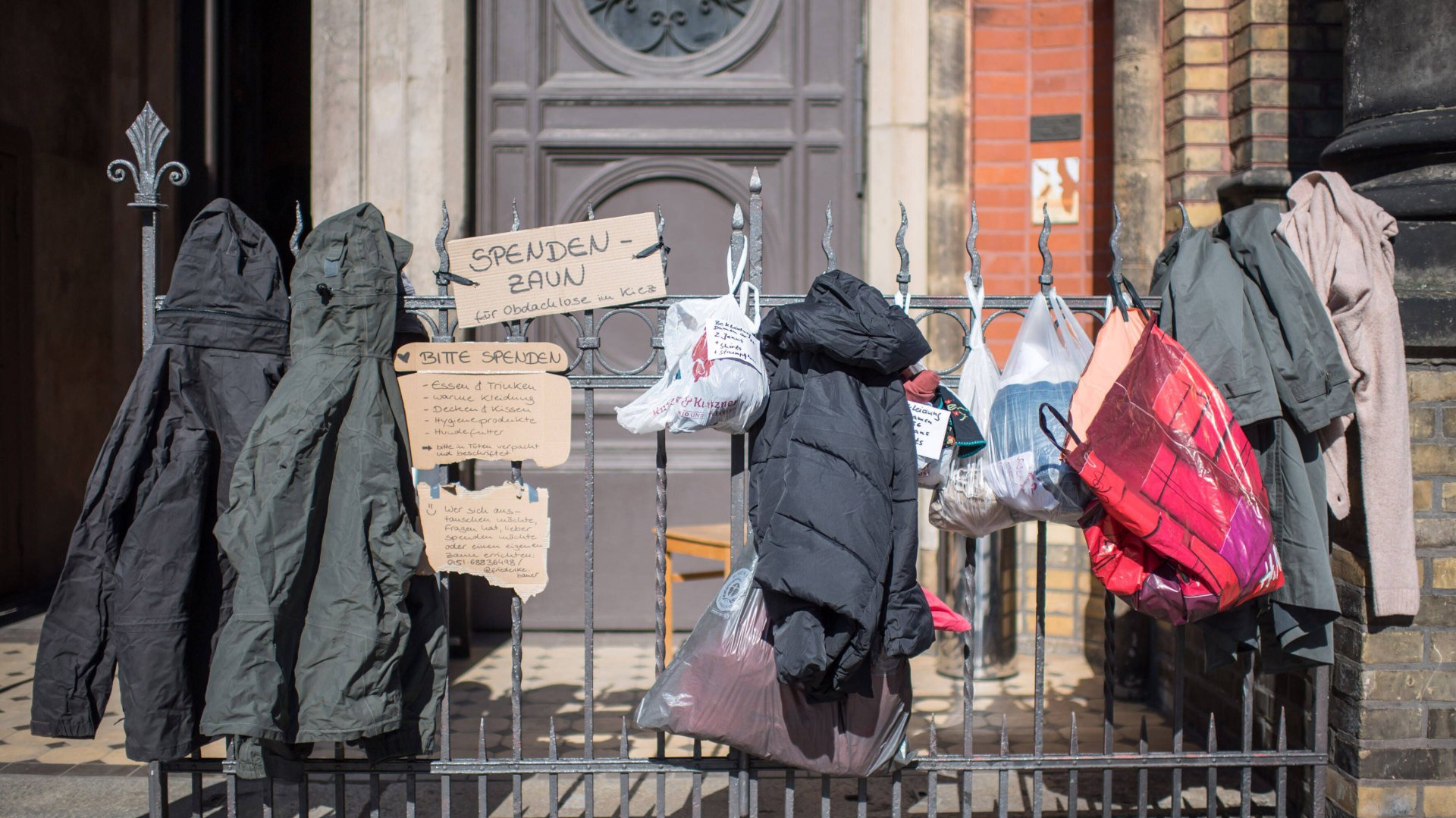 Bekleidung am Spendenzaun an der Zionskirche in Berlin-Mitte