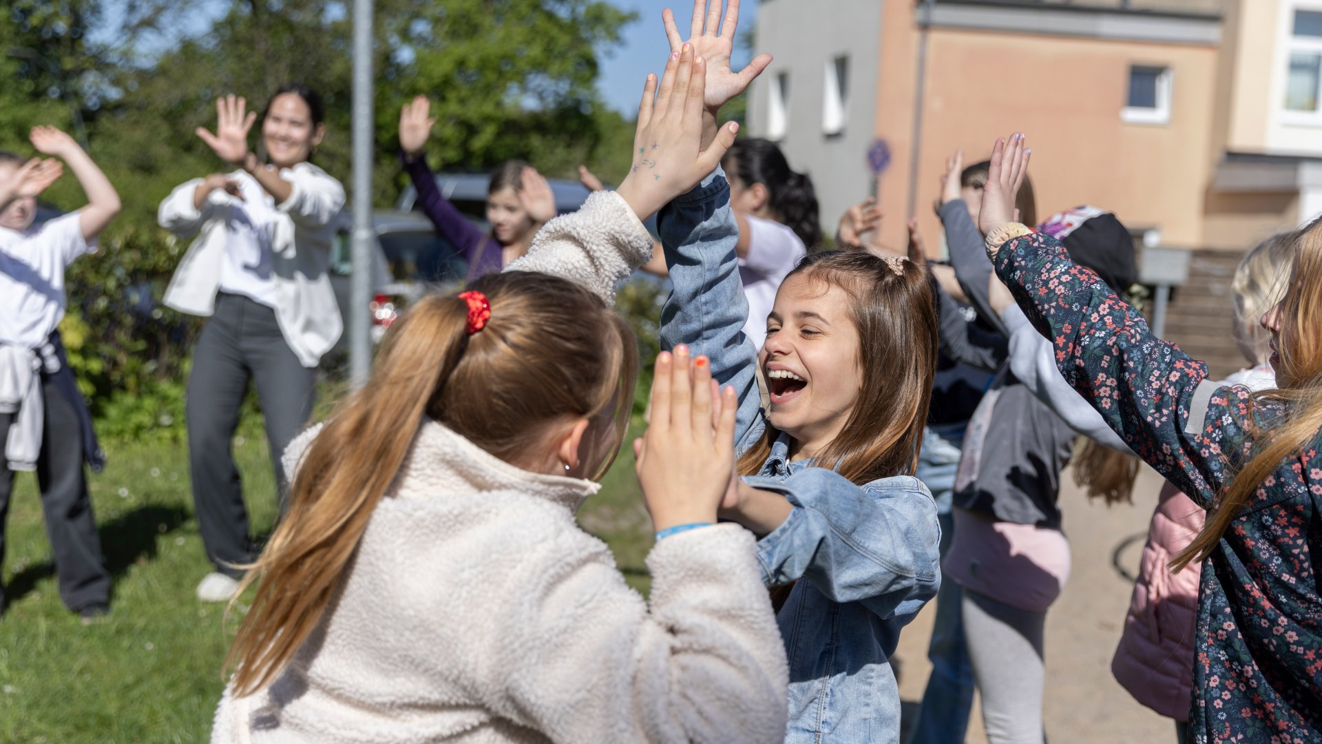 Lachende Kinder auf einem Schulhof