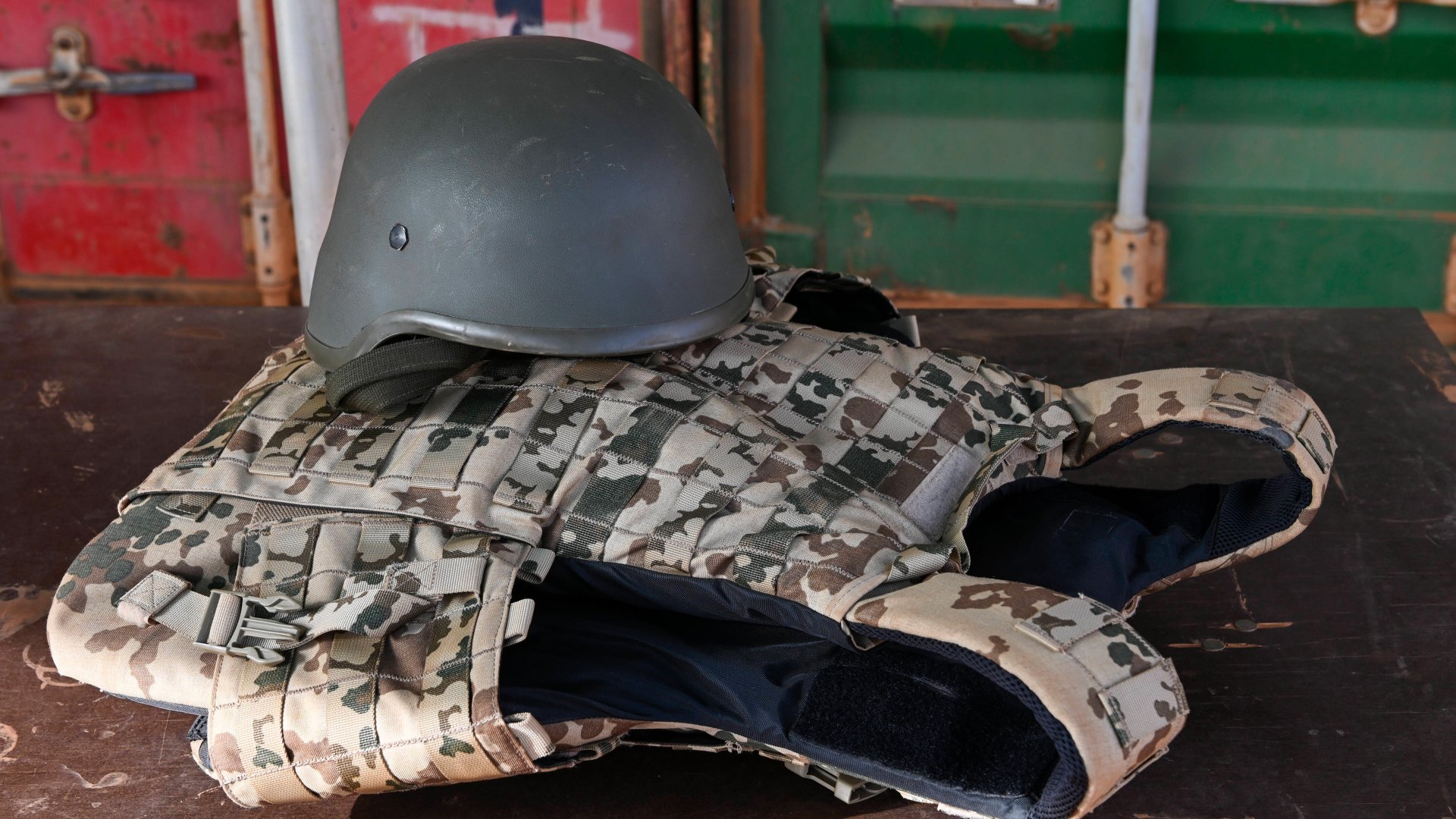 Ein niedergelegter Miltiärhelm mit Schutzweste