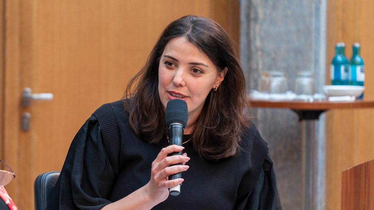 Raphaela Schweiger spricht in ein Mikrofon