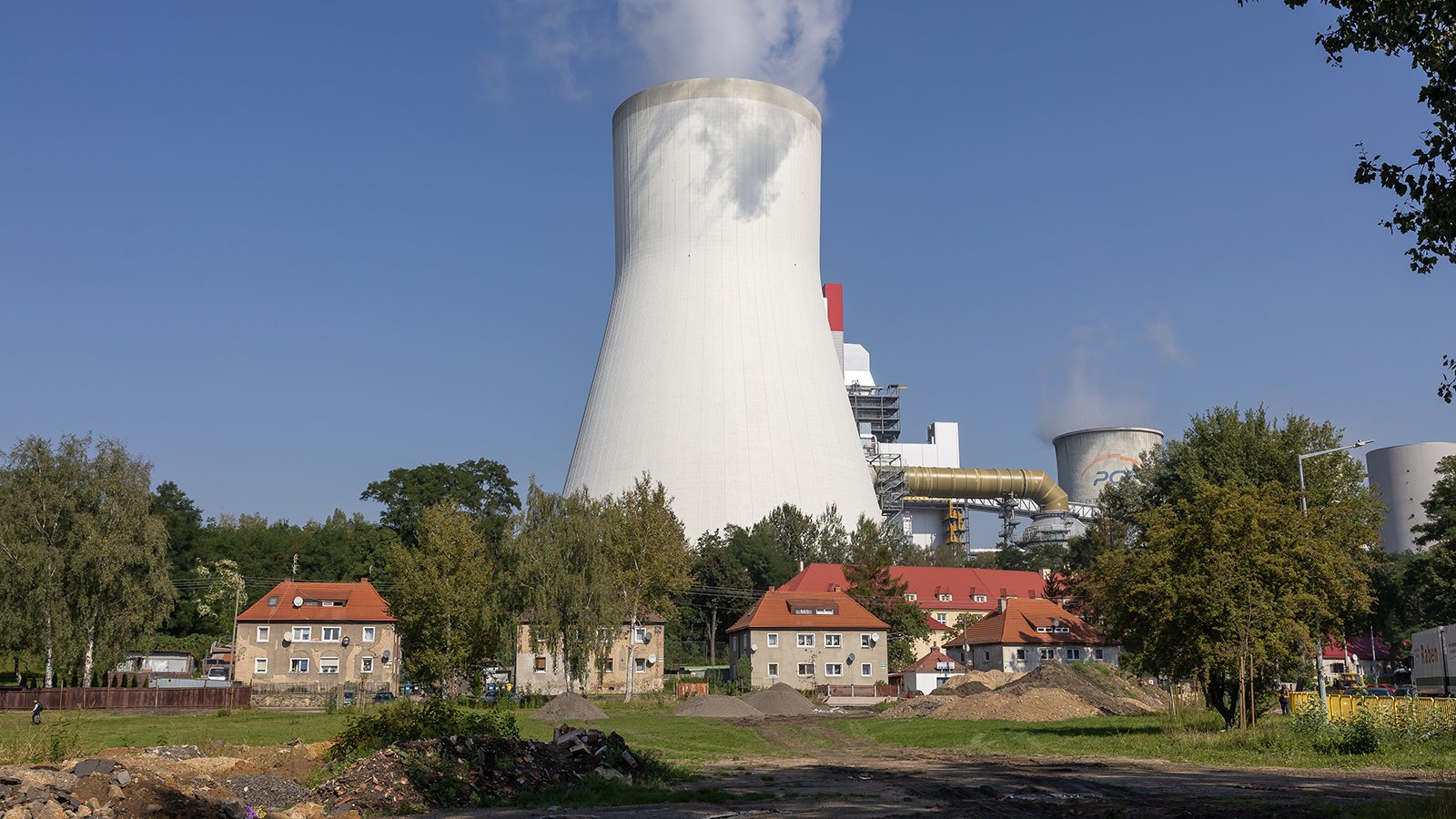Kühlturm des Kraftwerks Turów, im Vordergrund Wohnhäuser