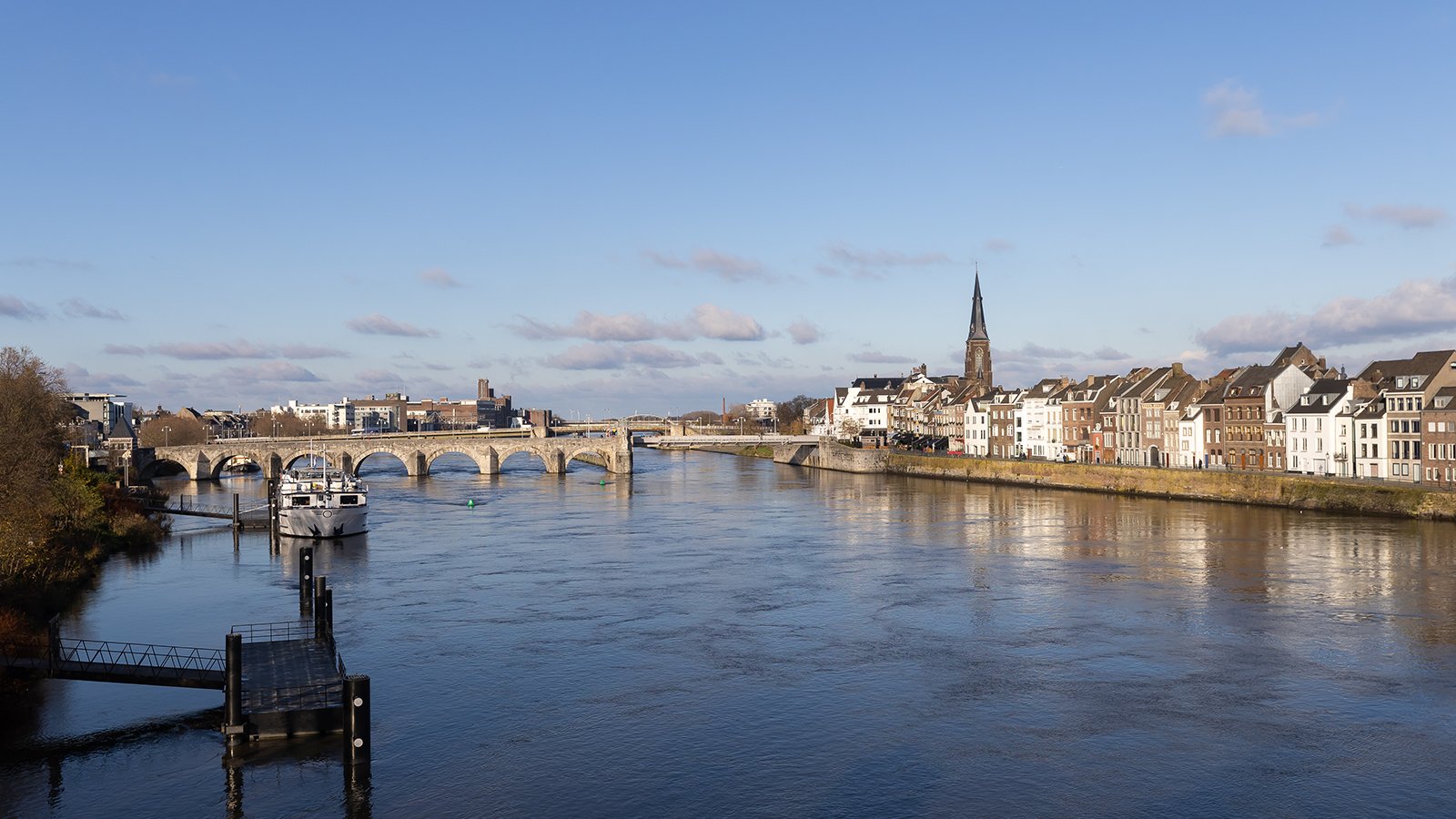 Sint Servaas Brücke an der Maas in Maastricht (Niederlande)