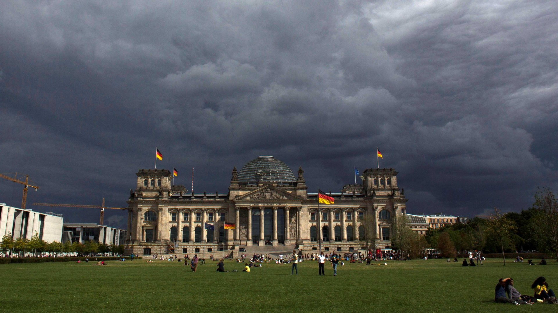 Dunkle Wolken über dem Reichtstag in Berlin