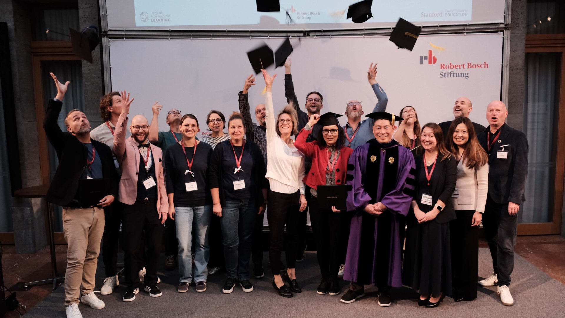 Absolvent:innen des Meta-Trainings bei ihrer Graduierung.