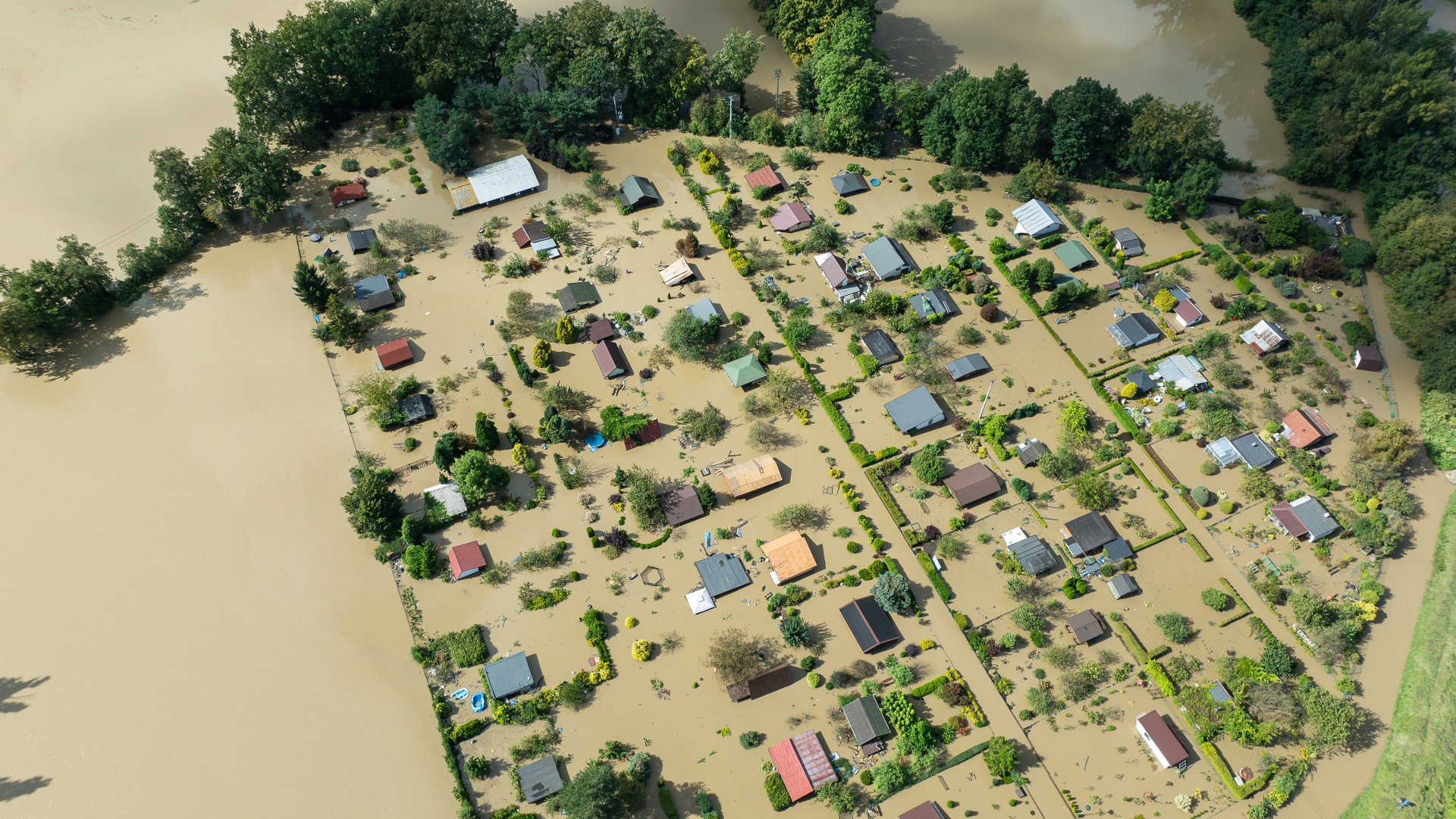Luftbild einer überfluteten Siedlung in Polen