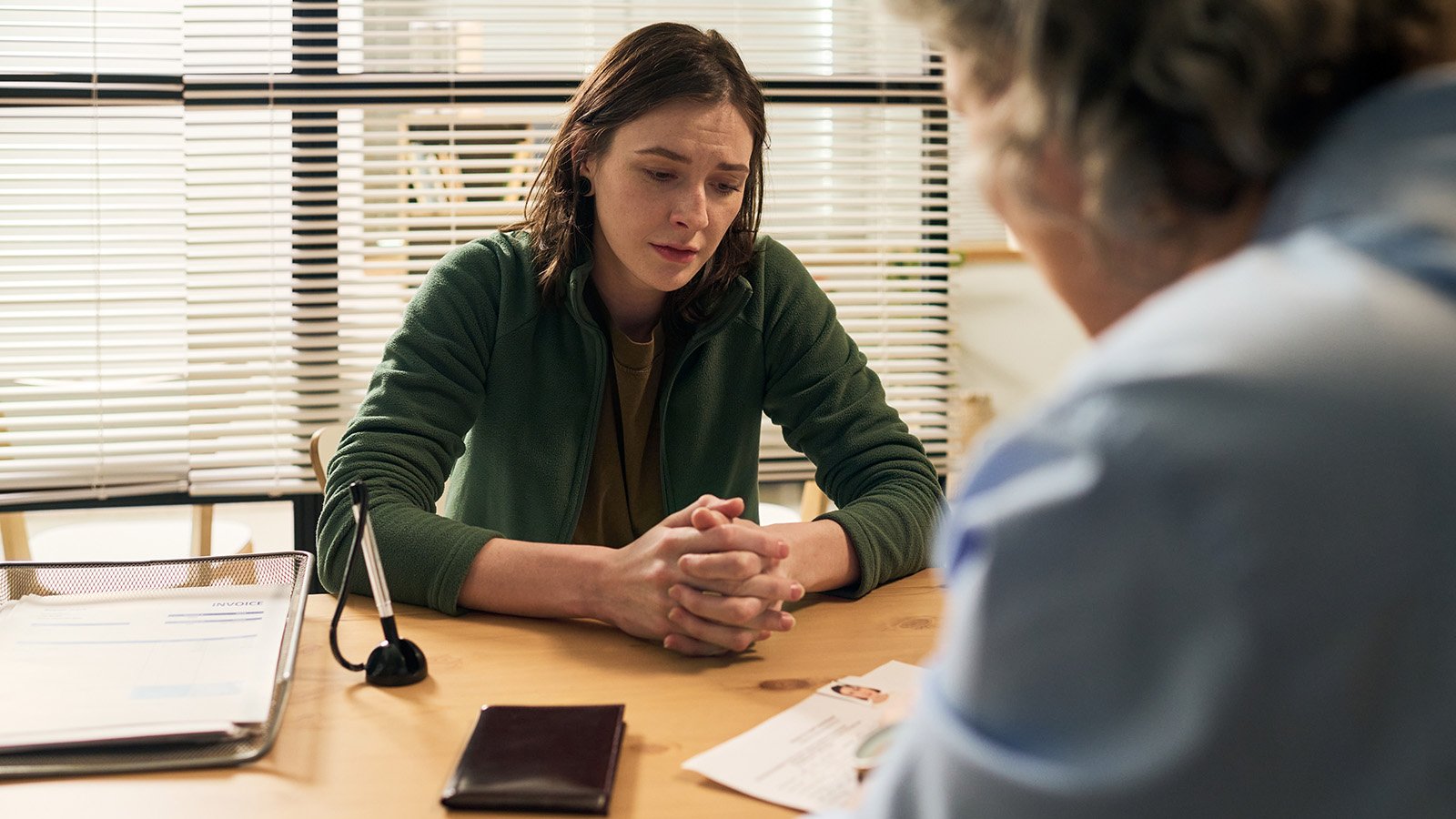 Frau sitzt bei der Visabehörde