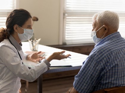 Ärztin im Gespräch mit Patient