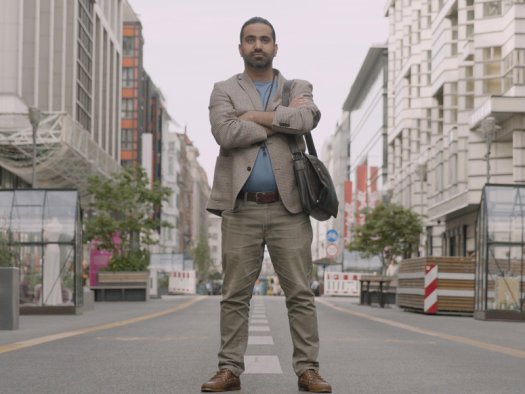 Said Haider, Gründer eines Antidiskriminierungschatbots, steht auf einer Straße in Berlin