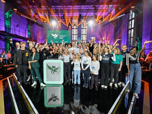 Schüler und Lehrer feiern auf der Bühne