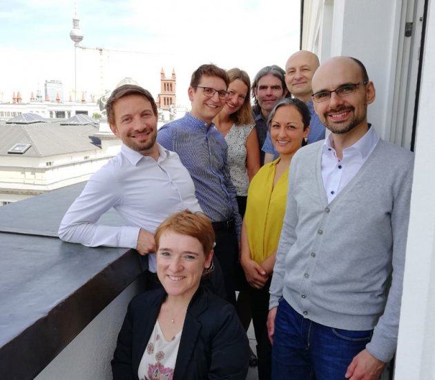 Gruppenbild der Steuerungsgruppe Vielfaltsgestalter auf dem Balkon