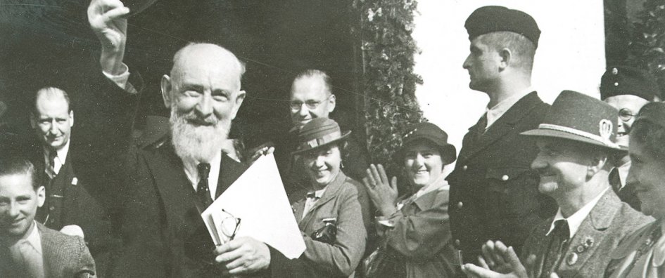 Robert Bosch being cheered