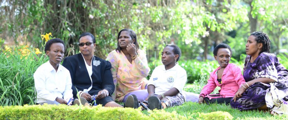 [DE Copy] Women with disabilities sitting in nature