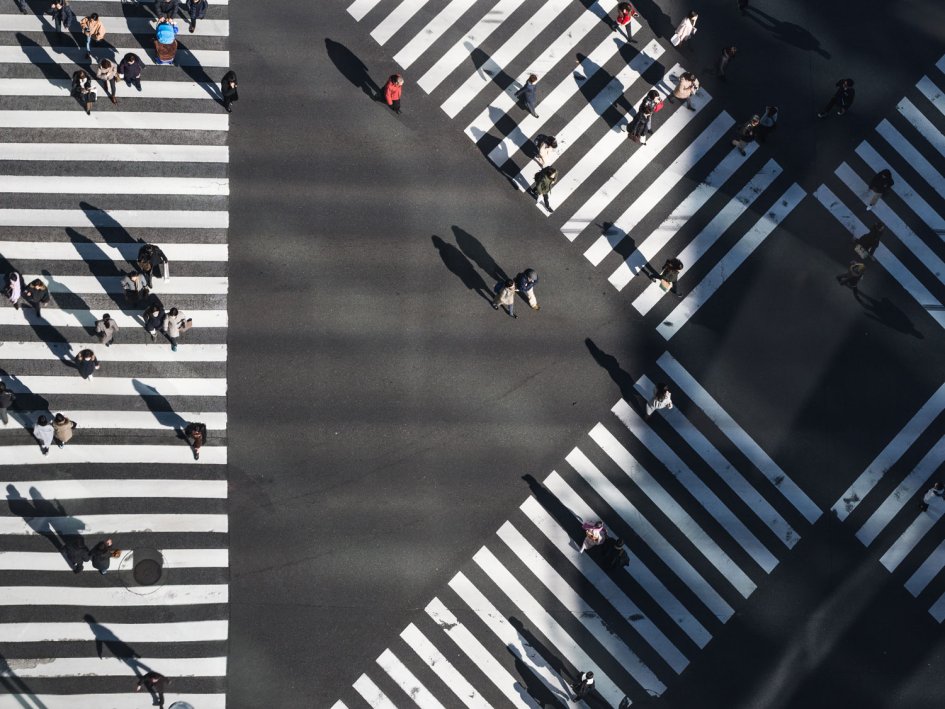 Eine belebte Straßenkreuzung in Japan.