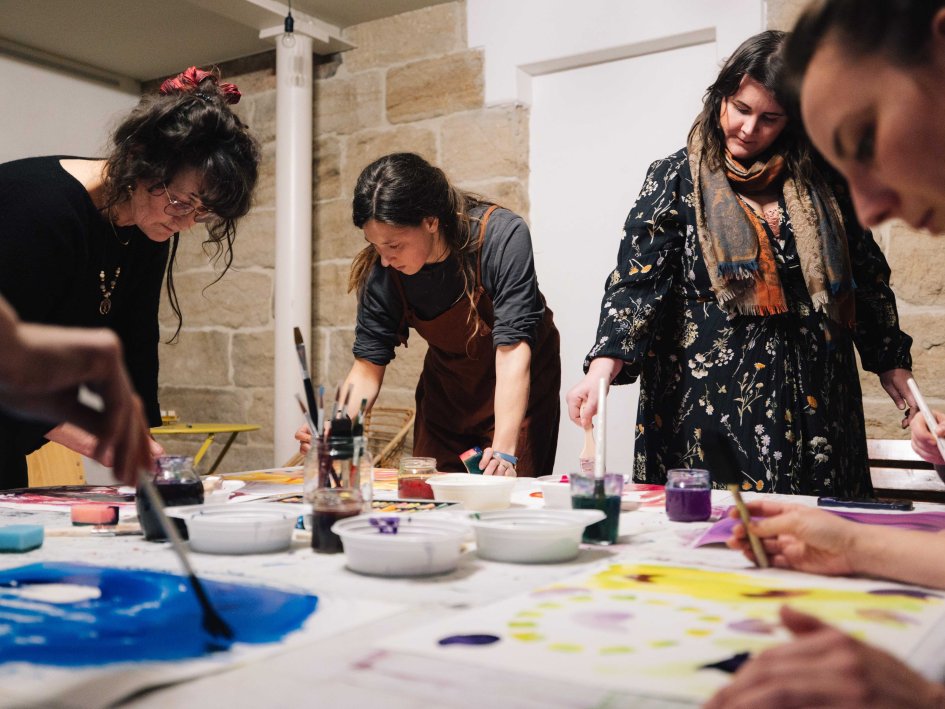 Frauen bei einem Malkurs in der Kleiderstube in Königstein