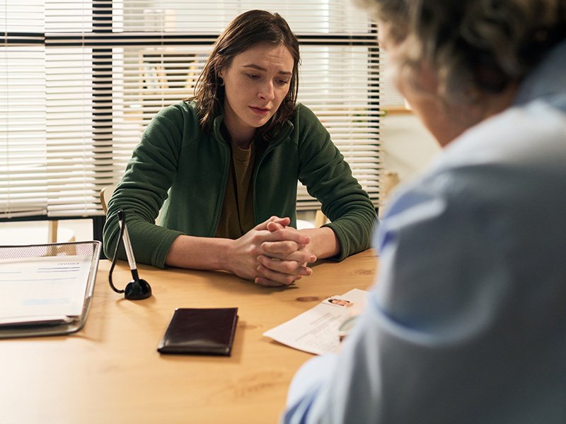 Frau sitzt bei der Visabehörde