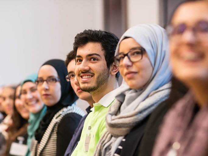 Junge Muslim:innen aus dem Projekt "Yallah - Junge Muslime engagieren sich" sitzen nebeneinander