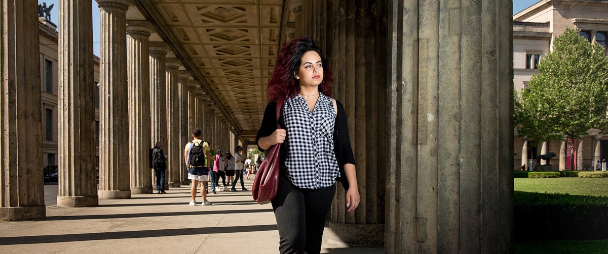 Die syrische Journalistin Hiba Obaid auf der Museumsinsel