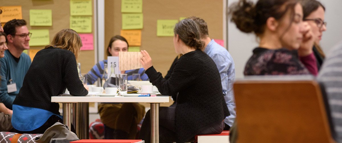 Menschen im Austausch bei einem Workshop